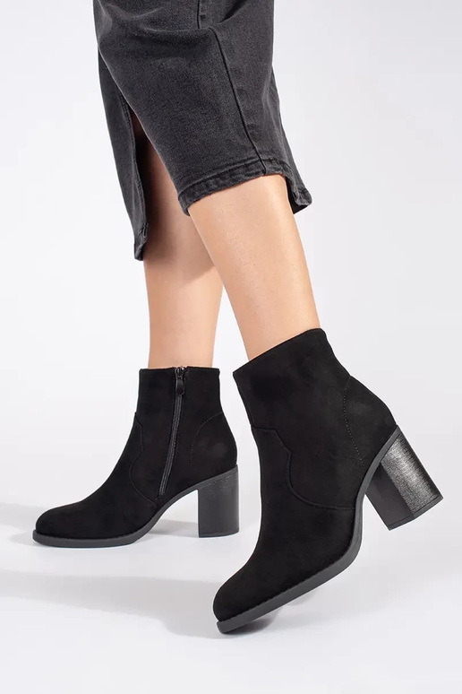 couleur noire en daim un classique...