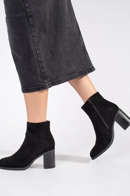 couleur noire en daim un classique...