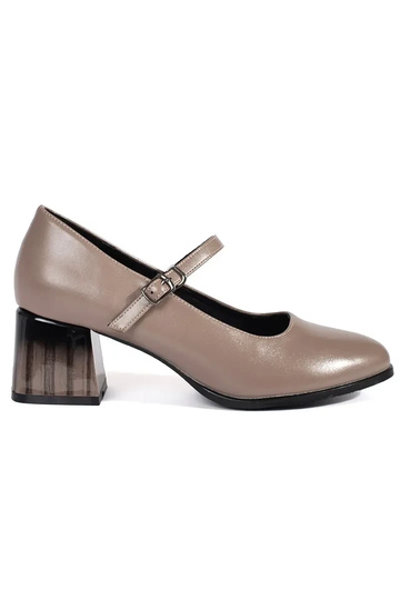 Chaussures à talons hauts...