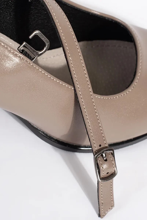 Chaussures à talons hauts sur le...