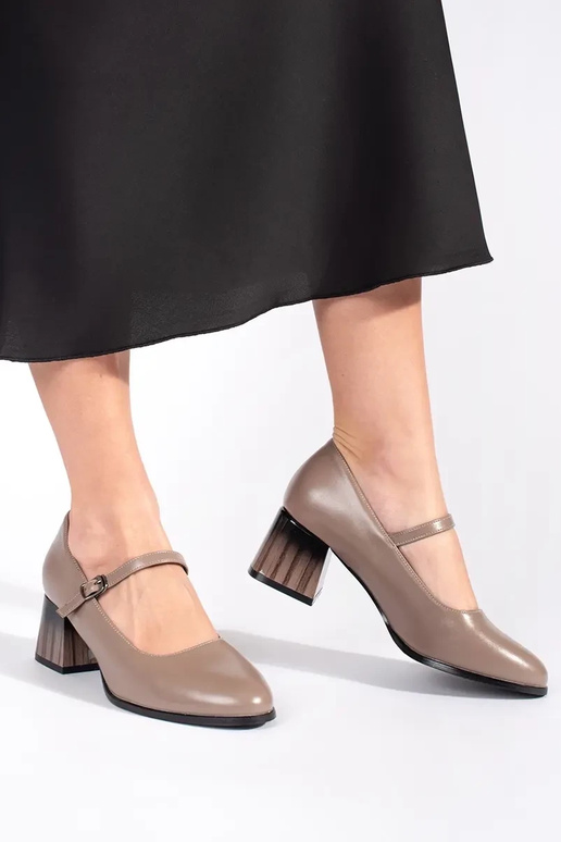 Chaussures à talons hauts sur le...