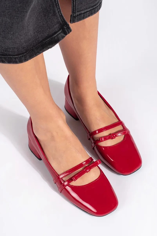 couleur rouge laqué talons hauts sur...