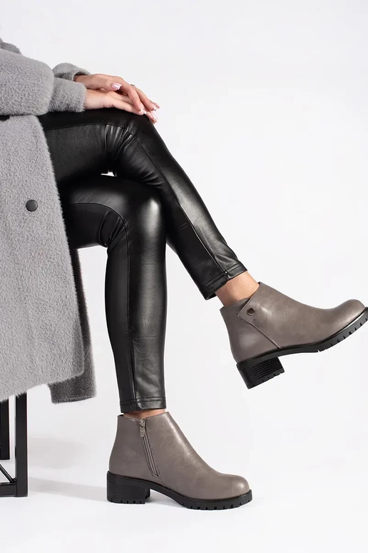 Chaussures grises en simili cuir