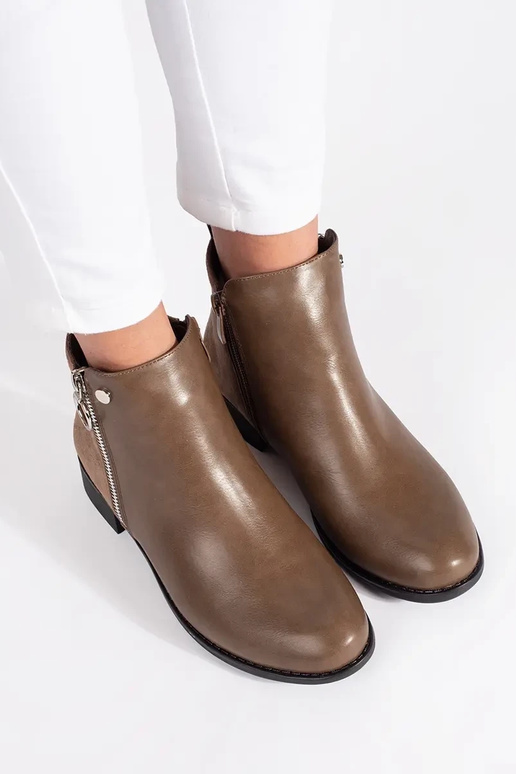 Bottes plates couleur marron avec boucle