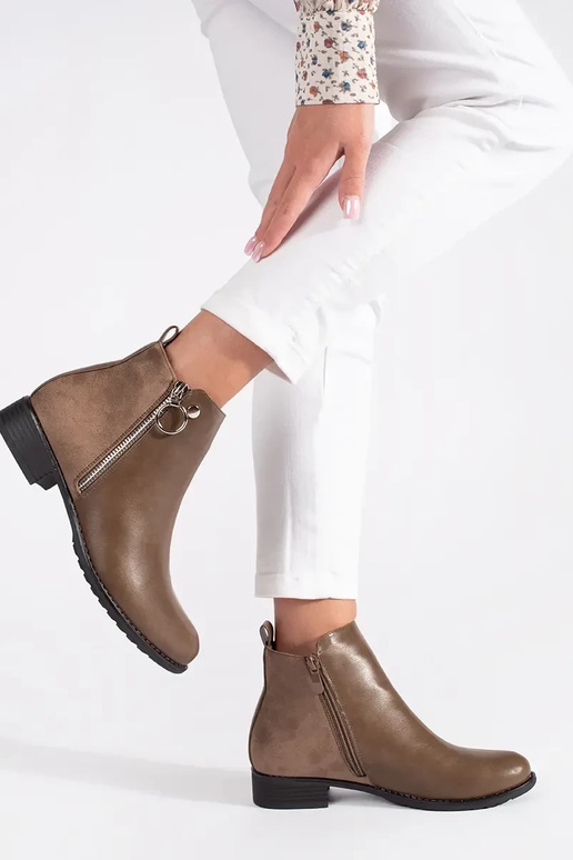 Bottes plates couleur marron avec boucle