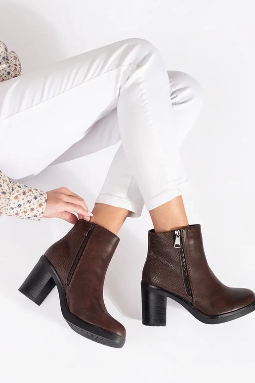 Bottines couleur brune avec boucle