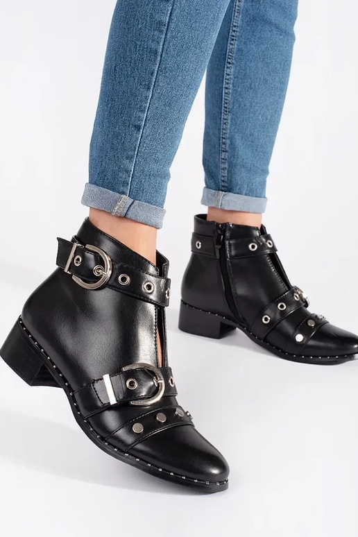 Chaussures couleur noire avec... Chaussures couleur noire avec...