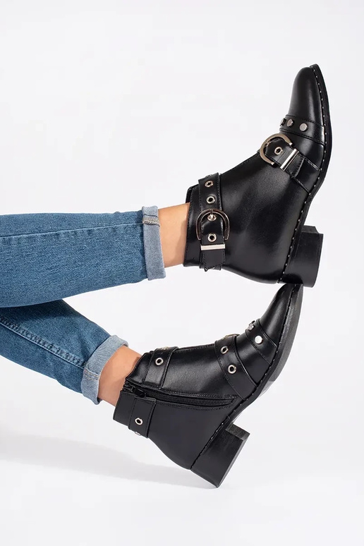 Chaussures couleur noire avec... Chaussures couleur noire avec...