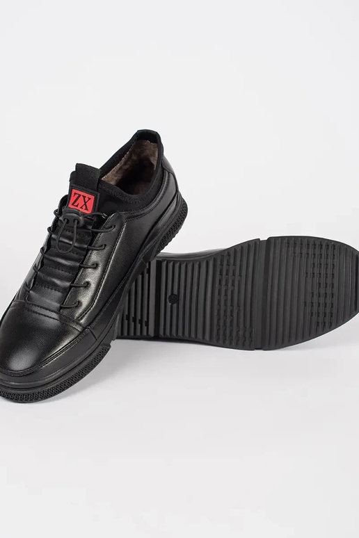 couleur noire chaussures de sport...