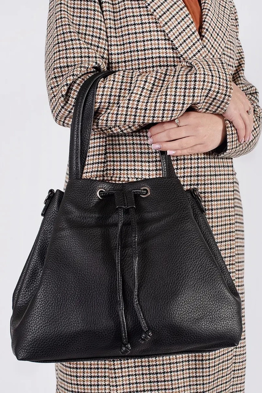 Sac noir en forme de pochette