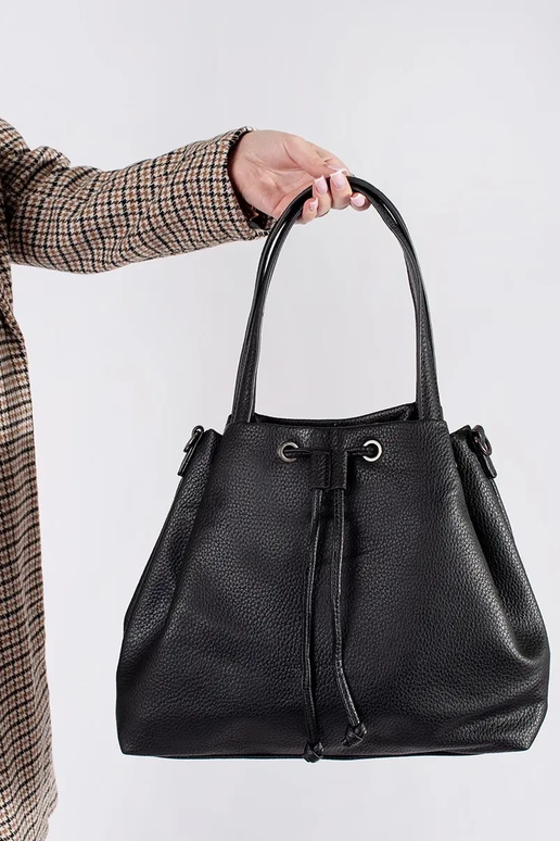 Sac noir en forme de pochette
