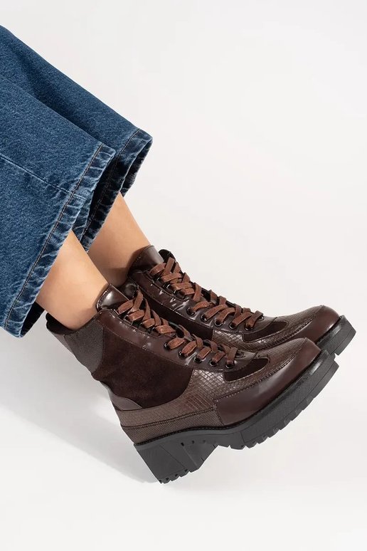 Chaussures bordeaux à lacets à petit... Chaussures bordeaux à lacets à petit...