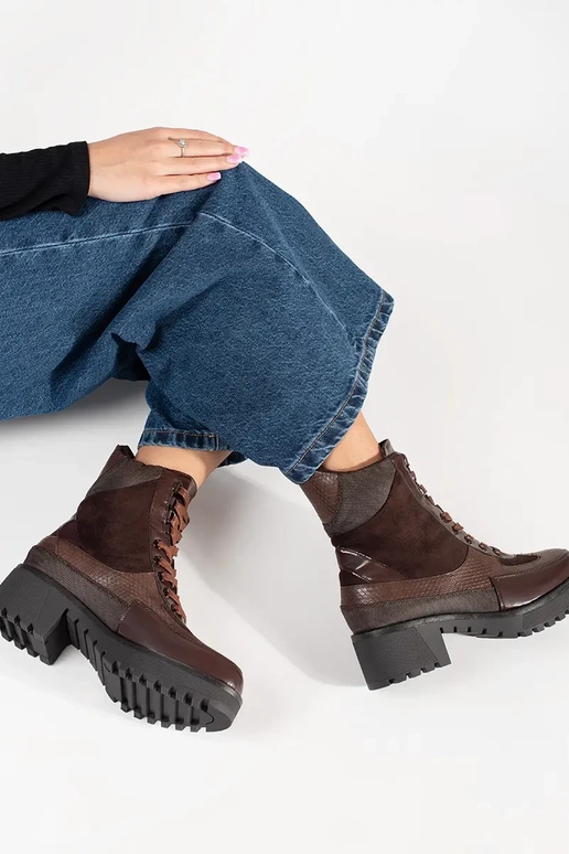 Chaussures bordeaux à lacets à petit... Chaussures bordeaux à lacets à petit...