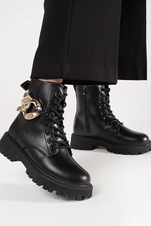 Bottines noires avec chaîne dorée