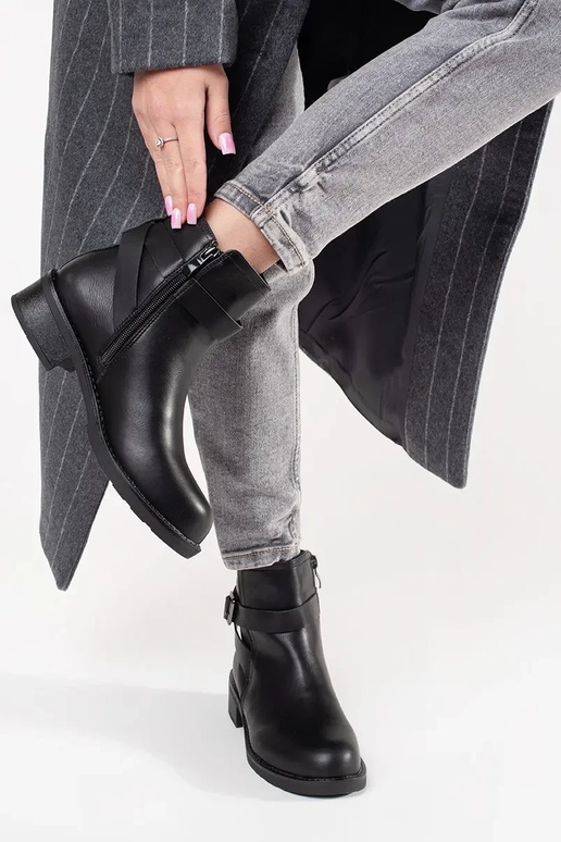 Chaussures noires à talons bas avec...