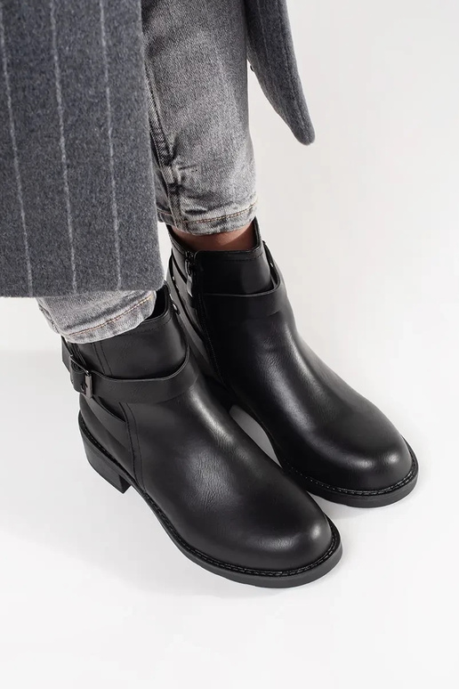 Chaussures noires à talons bas avec...