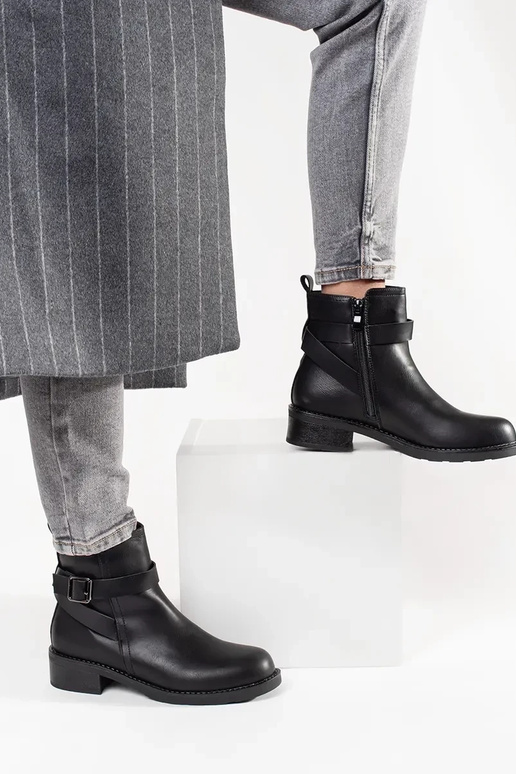 Chaussures noires à talons bas avec...