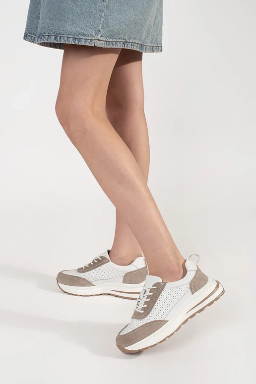 Baskets en cuir ajourées sur semelle... Baskets en cuir ajourées sur semelle...