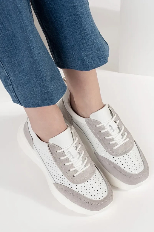 Baskets en cuir ajourées sur semelle... Baskets en cuir ajourées sur semelle...