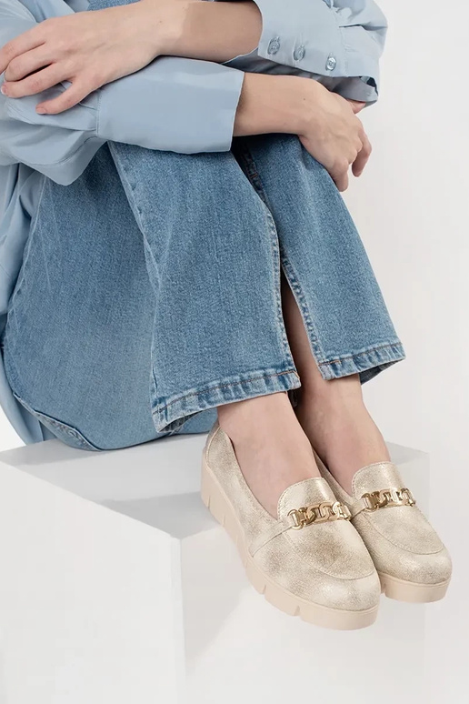 Mocassins dorés à talon compensé avec... Mocassins dorés à talon compensé avec...