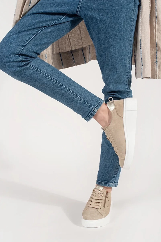 Baskets en cuir beige sur semelle...