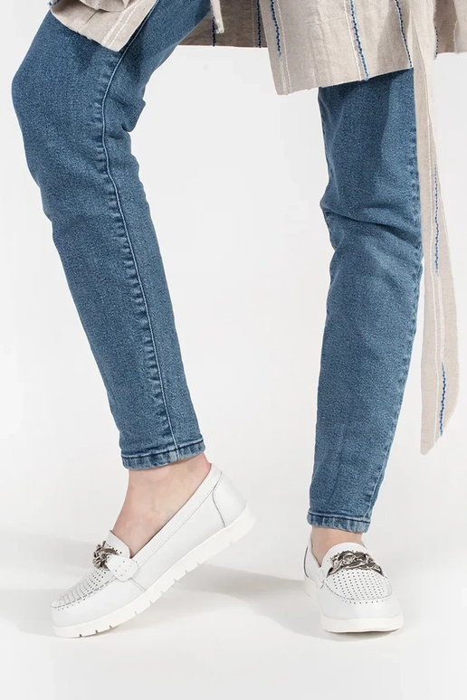 Mocassins blancs en cuir avec chaîne...