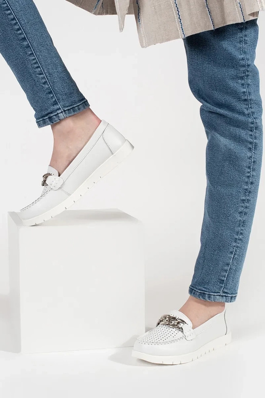 Mocassins blancs en cuir avec chaîne...