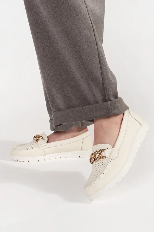 Mocassins en cuir beige clair avec... Mocassins en cuir beige clair avec...