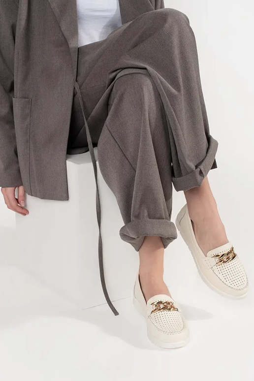 Mocassins en cuir beige clair avec... Mocassins en cuir beige clair avec...