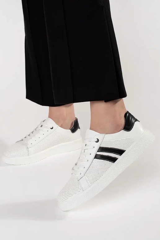 Baskets sportives ajourées en cuir... Baskets sportives ajourées en cuir...