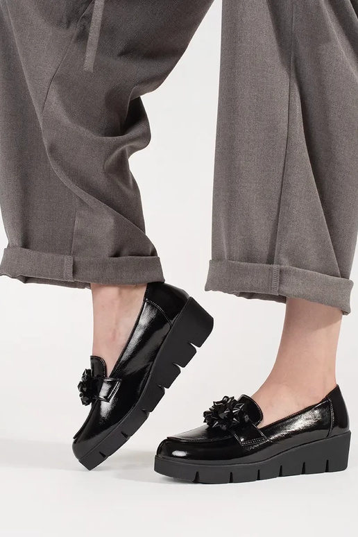 Mocassins noirs sur semelles...