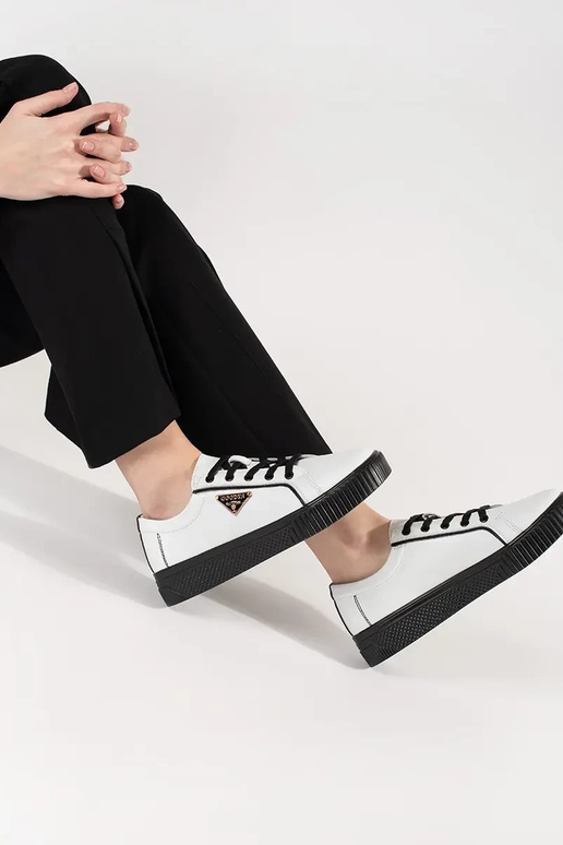 Baskets modèle Sneakers en cuir... Baskets modèle Sneakers en cuir...