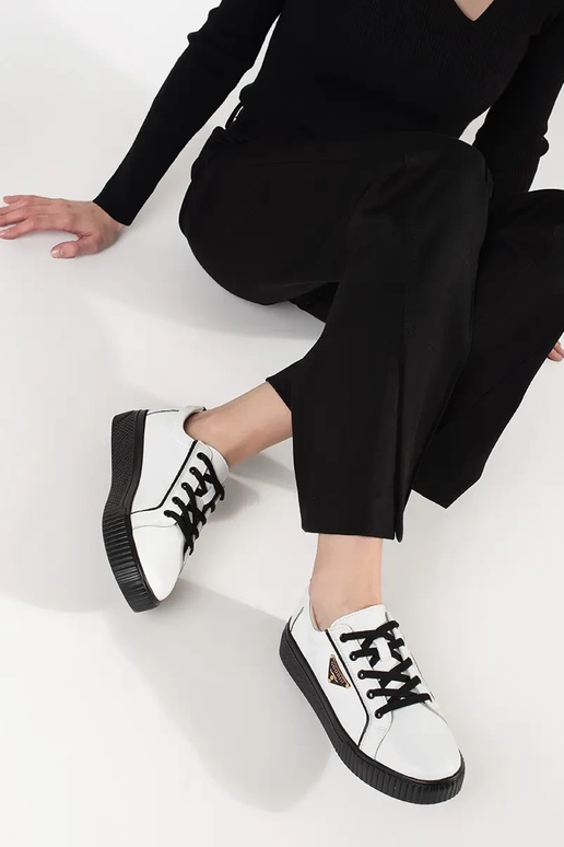 Baskets modèle Sneakers en cuir... Baskets modèle Sneakers en cuir...