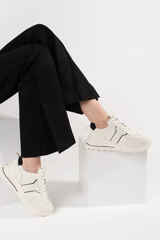 Baskets en cuir sportives sur semelle... Baskets en cuir sportives sur semelle...