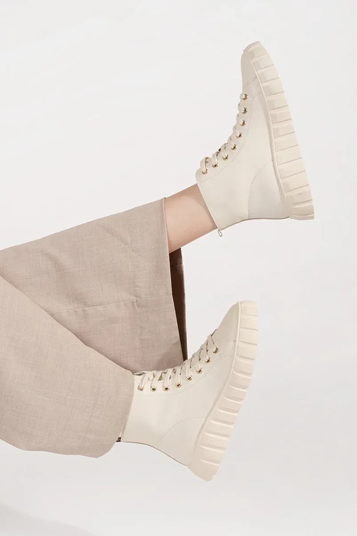 Bottes hautes pour femmes beige clair... Bottes hautes pour femmes beige clair...