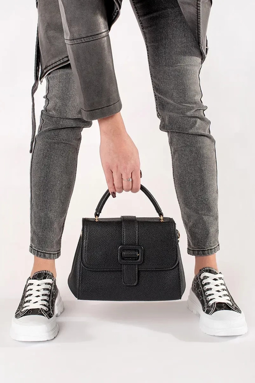 Petit sac noir avec des éléments dorés