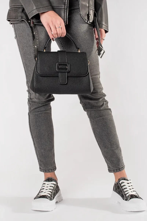 Petit sac noir avec des éléments dorés