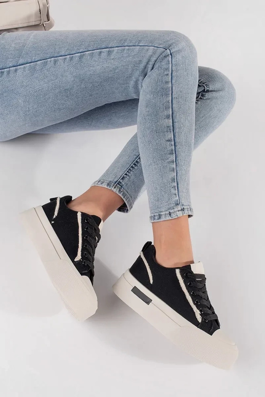 Baskets noires et blanches avec...