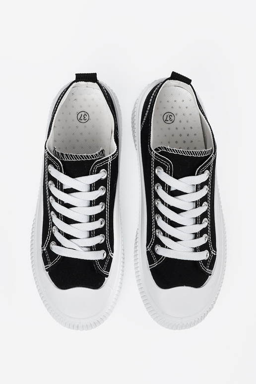 Baskets modèle sneakers bicolores... Baskets modèle sneakers bicolores...