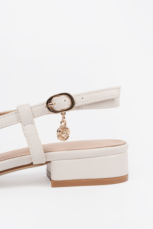 Sandales blanches à talons ouverts