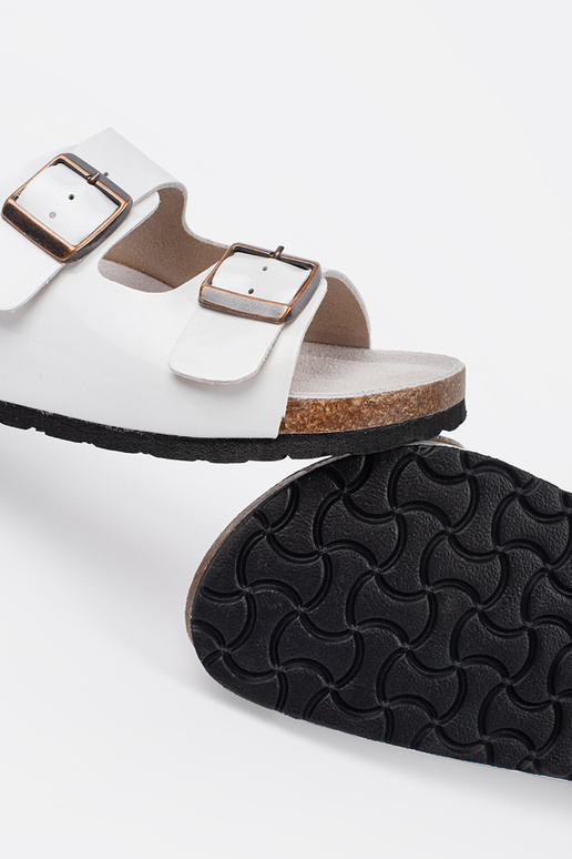 Chaussons blancs à semelle plate