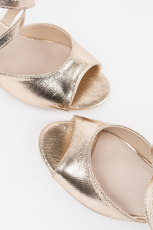 Sandales dorées à petit talon Sandales dorées à petit talon