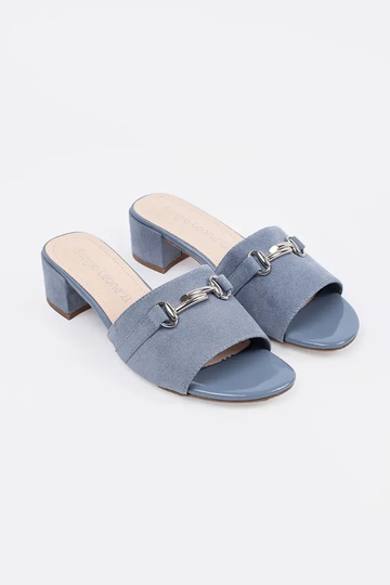 Chaussons bleus à talons... 2