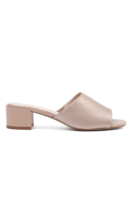 Chaussons couleur sable à talons... Chaussons couleur sable à talons...