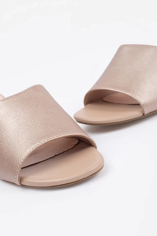 Chaussons couleur sable à talons... Chaussons couleur sable à talons...