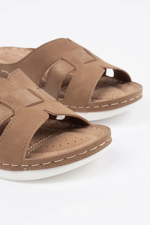 Chaussons confortables à petit talon... Chaussons confortables à petit talon...