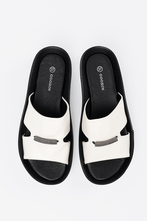 Chaussons bicolores noirs et blancs à... Chaussons bicolores noirs et blancs à...