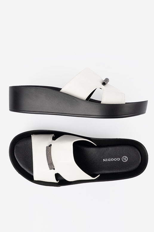 Chaussons bicolores noirs et blancs à... Chaussons bicolores noirs et blancs à...