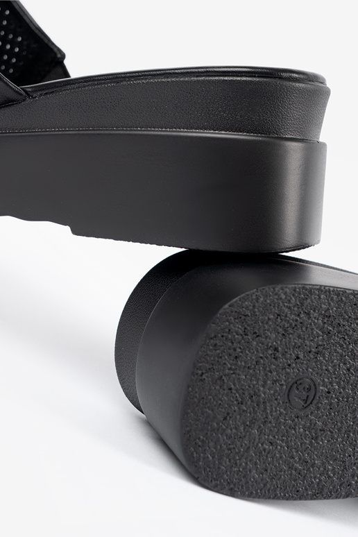 Chaussons ajourés à plateforme noirs Chaussons ajourés à plateforme noirs