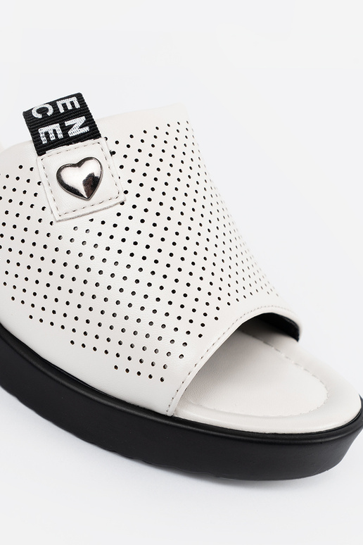 Chaussons ajourés à plateforme blancs